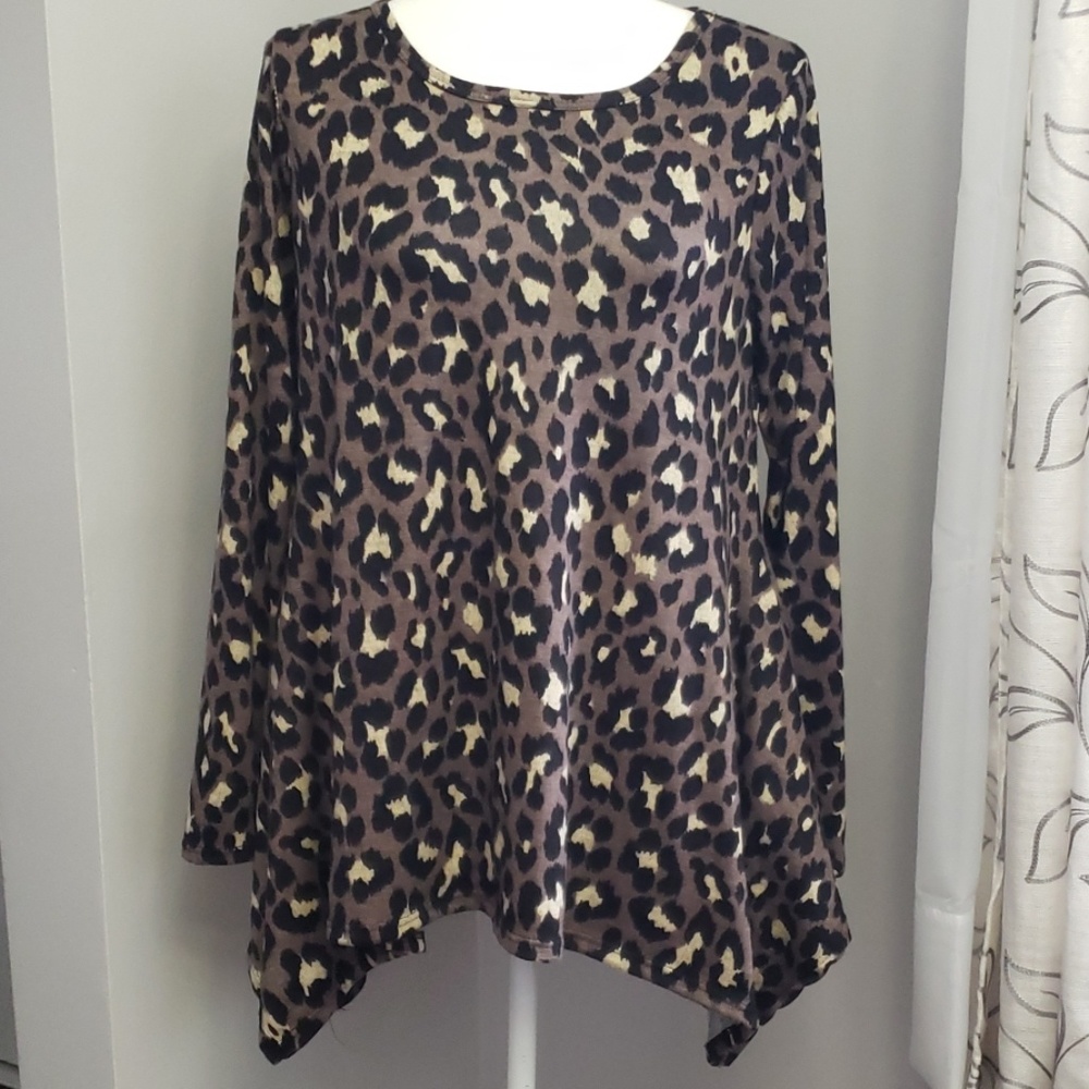 NWT Viamor Leopard Print Womens Tunic Top